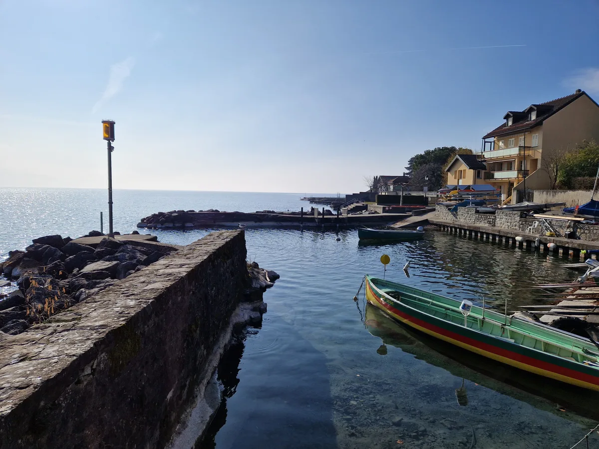 Das Dorf Cully überrascht mit einer mediterranen Stimmung am Genfersee. Man sieht den Parc Cully in einer mediterranen Stimmung am Genfersee.